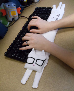 подушка-кот для удобства работы на клавиатуре