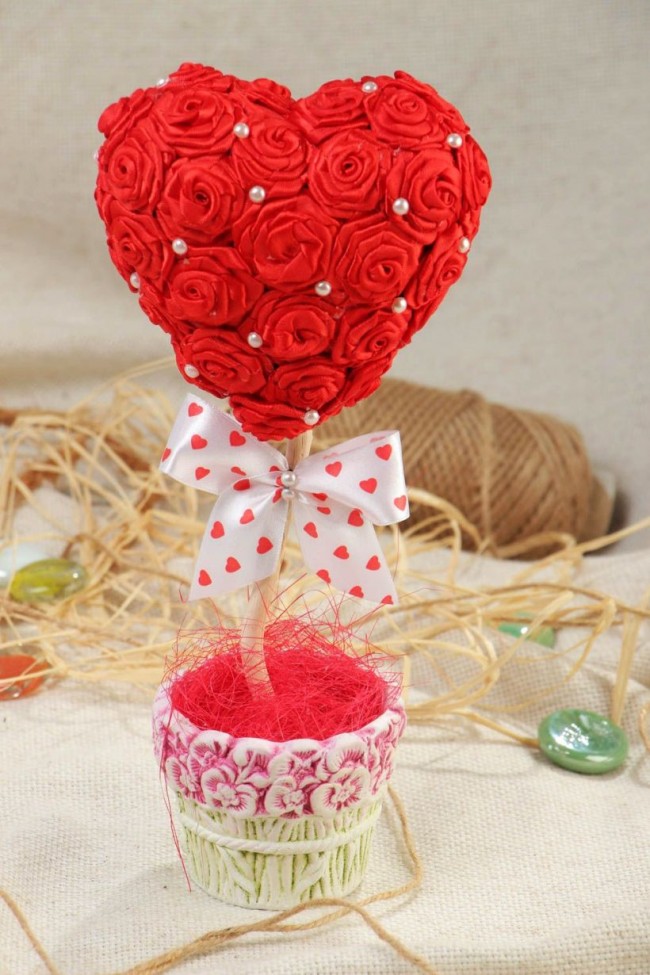 Как создать домашний топиарий. Топиарий, сделанный с использованием непременной атрибутики дня святого Валентина: красный цвет, сердечки и бантики