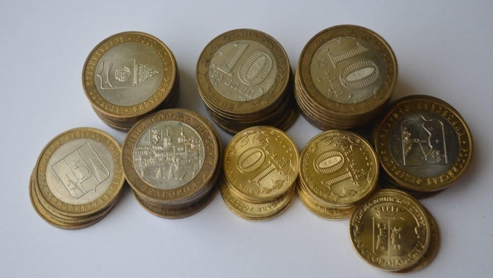 Для денежного топиария лучше взять золотые десятирублевые монетки – они выглядят очень презентабельно