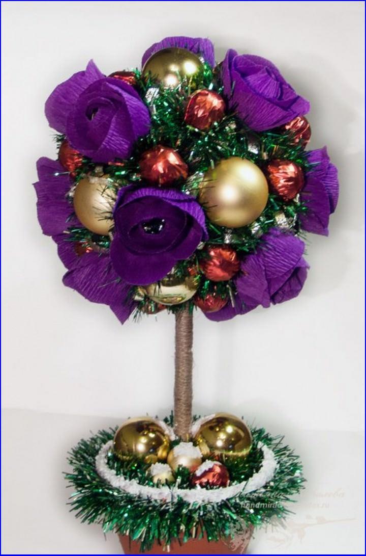Дополнив цветы из гофры елочным декором, можно получить топиарий к новогоднему торжеству