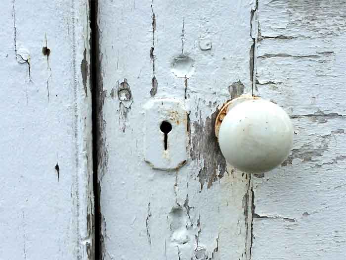 squeaky-door-knob