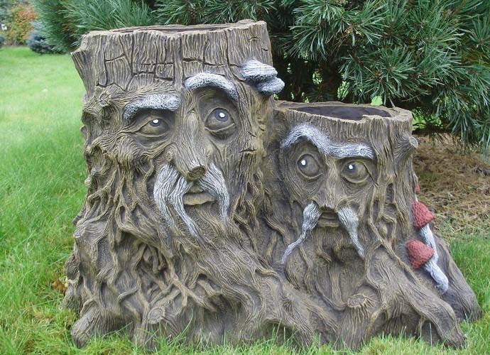Если вы любите стиль кантри и придерживаетесь его даже в саду, вам подойдут скульптуры из дерева