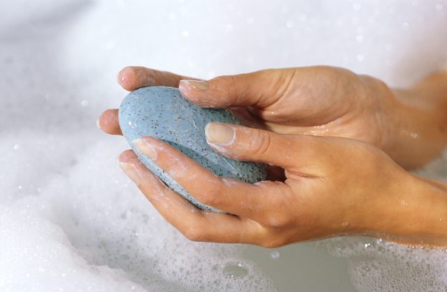 Чем отмыть монтажную пену с рук в домашних условиях?