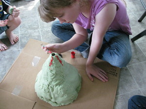 Как сделать модель вулкана своими руками