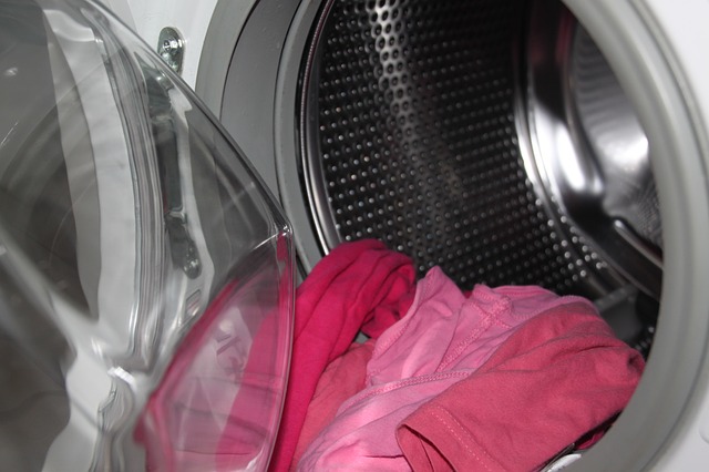 Как убрать с одежды монтажную пену