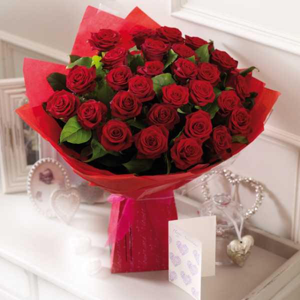 Что означают красные розы в подарок девушке
